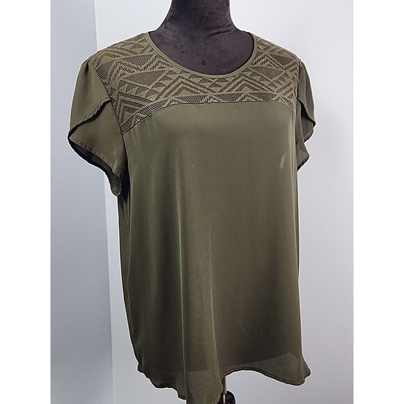 Lily White Womens Flutter Sleeve Lace Top Olive Blouse XL Low High Hem - Picture 2 of 9